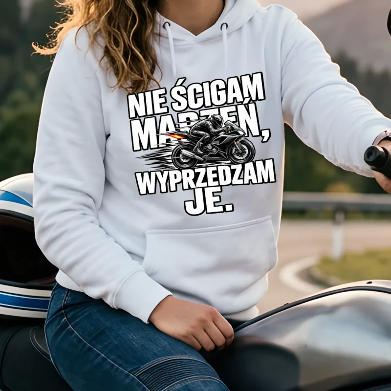 motocyklistka biała bluza nie ścigam marzeń.webp